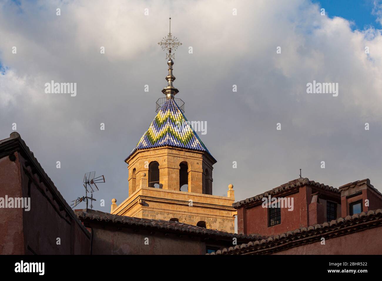 Primo piano della torre della Cattedrale di Albarracín a Albarracín, Spagna Foto Stock