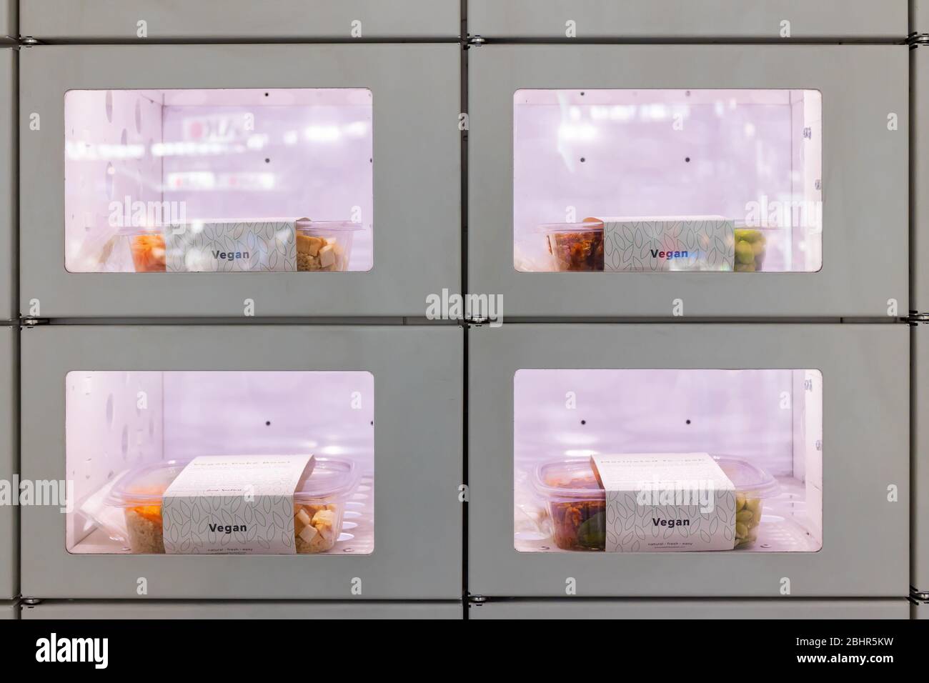 Schiphol, Paesi Bassi - 16 gennaio 2020: Distributore automatico di pasti vegani freschi all'aeroporto di Schiphol, Paesi Bassi Foto Stock