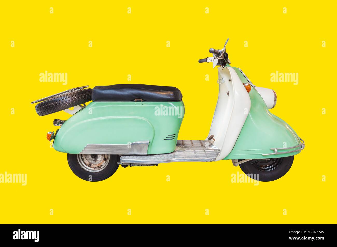 Zecca duotone retrò con scooter bianco anni '50 su sfondo giallo Foto Stock