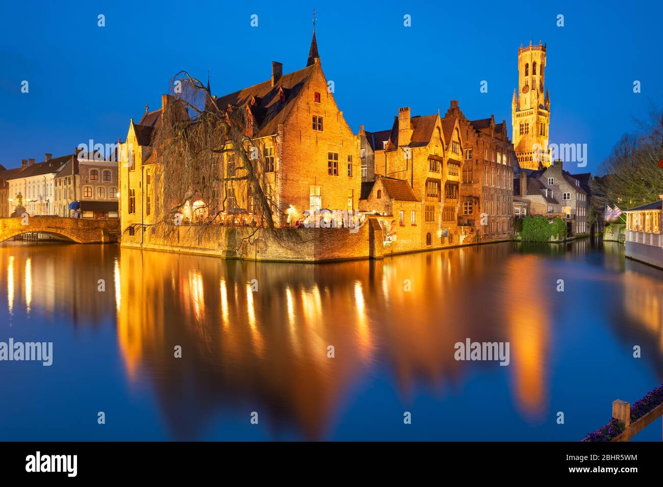 Bruges, Belgio scena notturna sul fiume Rozenhoedkaai. Foto Stock