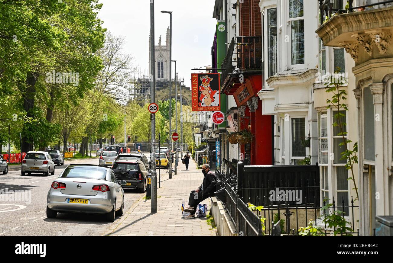 Brighton UK 27 Aprile 2020 - strade tranquille nella zona di London Road di Brighton, mentre le restrizioni di blocco continuano durante la crisi pandemica Coronavirus COVID-19 . Credit: Simon Dack / Alamy Live News Foto Stock