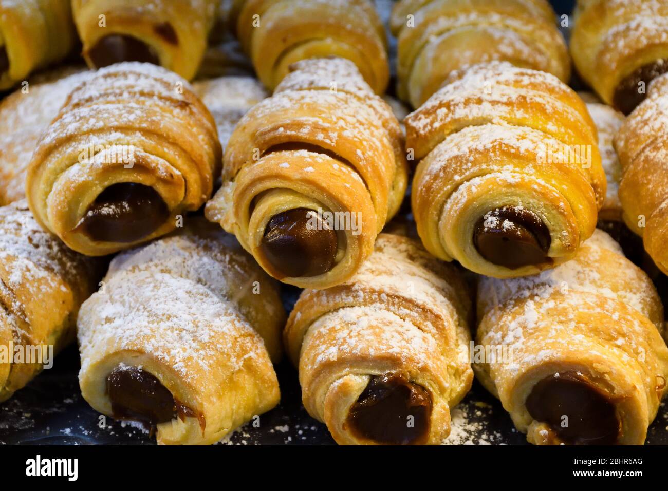 Dulce de leche-riempito canoncitos. Salsicce di pasticceria squidgy farcite con dolci da Porteña. Foto Stock