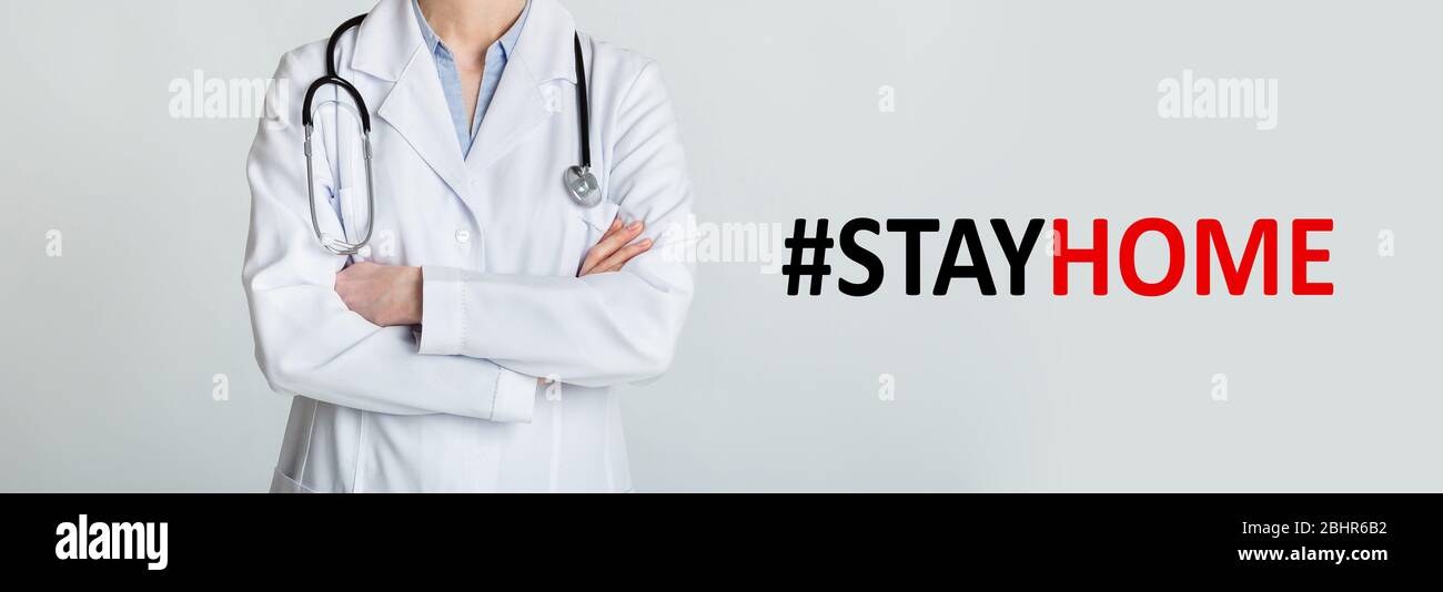 Collage con medico irriconoscibile e hashtag SOGGIORNO A CASA su sfondo grigio, panorama Foto Stock