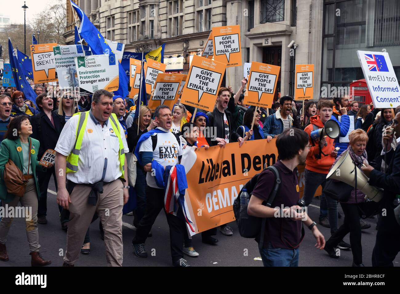 Mettere la popolazione di dimostrazione nel centro di Londra contro Brexit e un appello per i popoli una votazione su di un accordo definitivo. Londra REGNO UNITO 23 Marzo 2019 Foto Stock