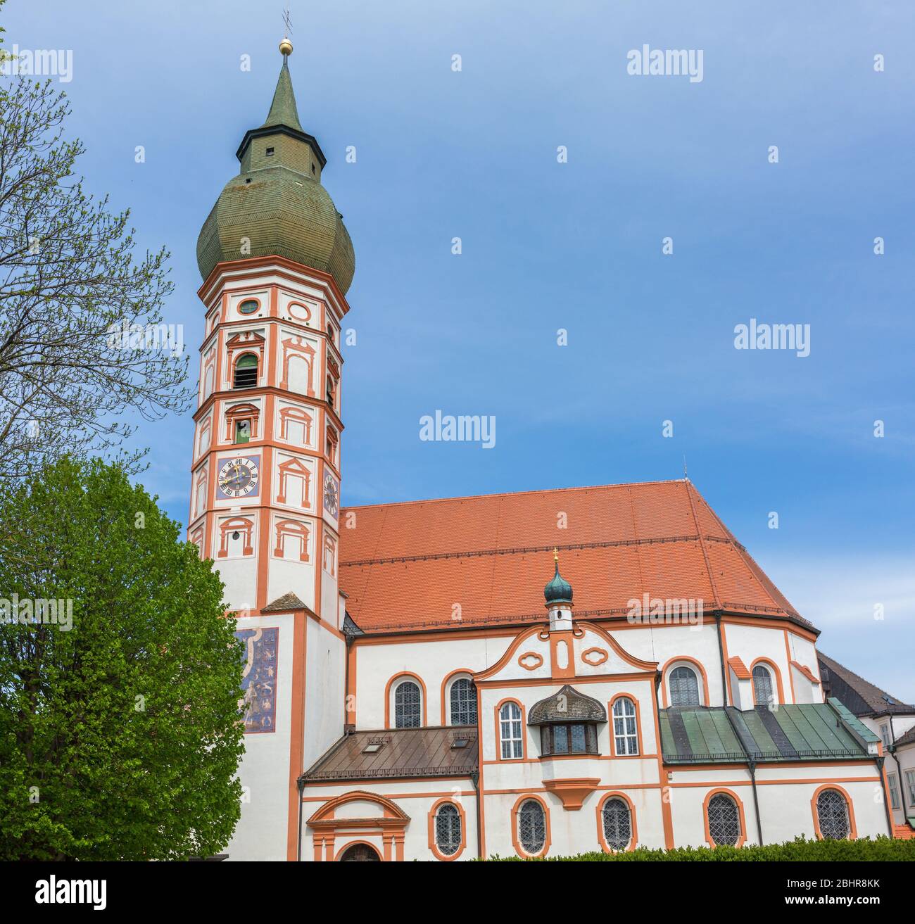 Primo piano della chiesa dell'abbazia benedettina di Andechi (Kloster Andechi). Meta popolare per turisti e pellegrini. Alta risoluzione, cielo blu scuro. Foto Stock