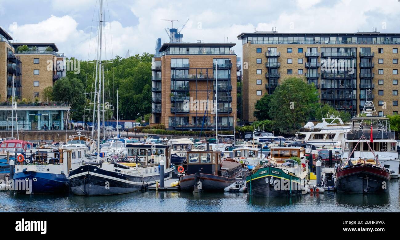 Barche ormeggiate a Limehouse Marina con alti e residenziali sullo sfondo. Tower Hamlets, Londra Est, Inghilterra, Regno Unito Foto Stock