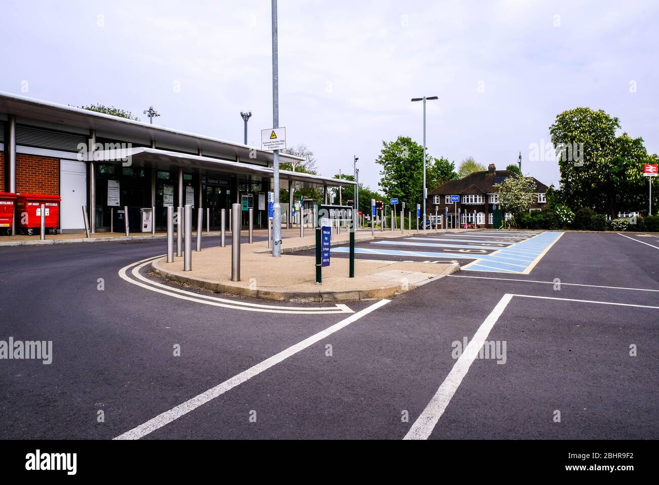 Vuoto South London Railway Station Car Park come Comutors ascoltare il governo di Lockdown consiglio e di guida e rimanere a casa Foto Stock