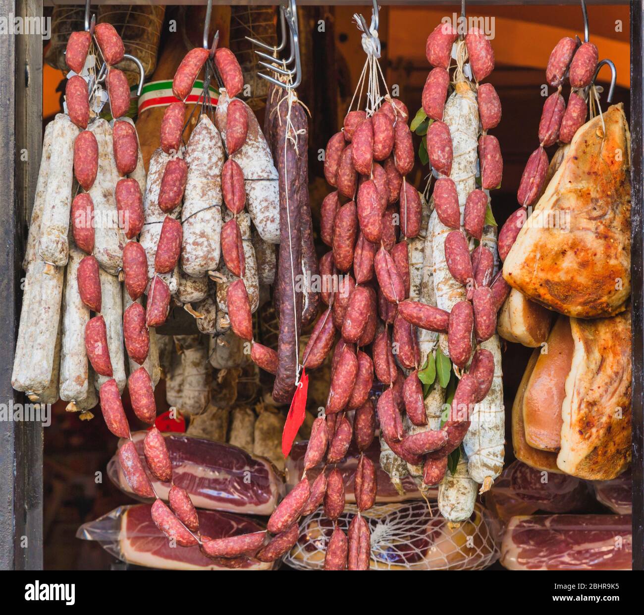 Roma, Italia. Selezione di salsicce e carni italiane in vetrata a campo de Fiori. Foto Stock