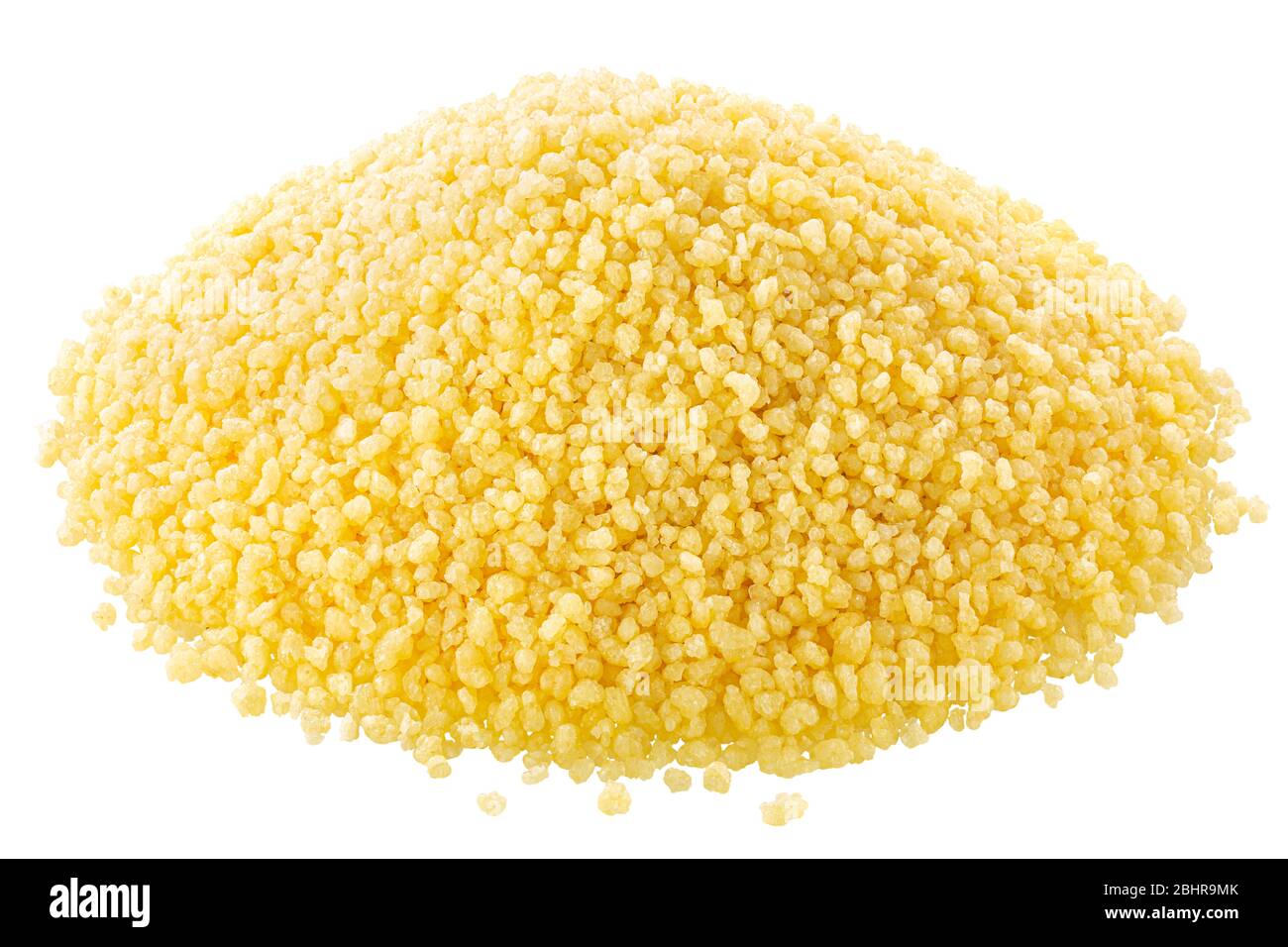 Mucchio di couscous crudo, piccole palle al vapore di farina di semola di grano duro frantumata, isolato Foto Stock