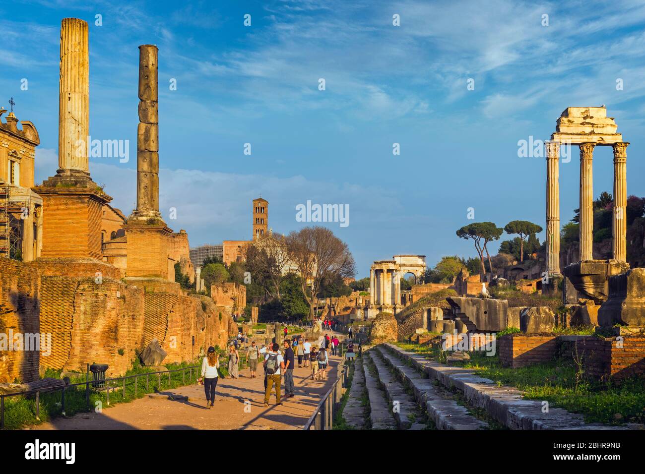 Roma, Italia. Il Foro Romano. Vista generale del Foro Romano. Le tre colonne sulla destra sono i resti del Tempio di Castor e Pollux (te Foto Stock