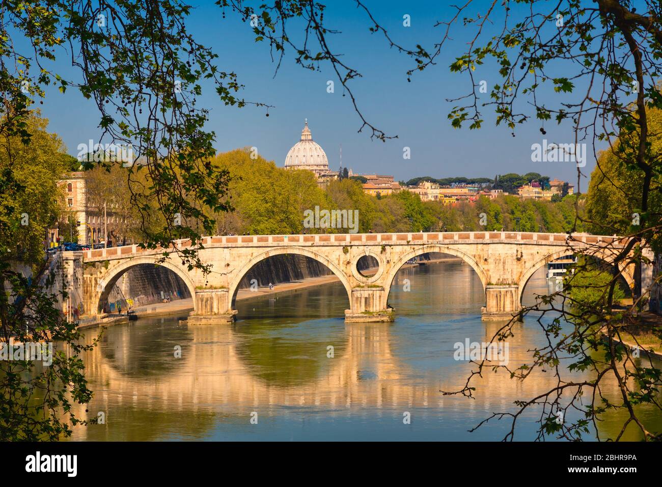 Roma, Italia. Sisto Bridge (Ponte Sisto) attraversando il fiume Tevere. Cupola di San Pietro sullo sfondo. Foto Stock