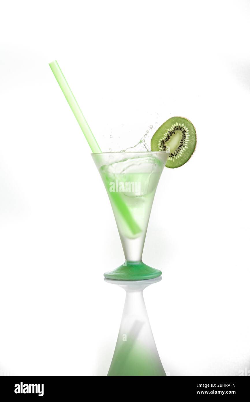 Cocktail alcolico verde con splash e kiwi isolato su bianco. Foto Stock