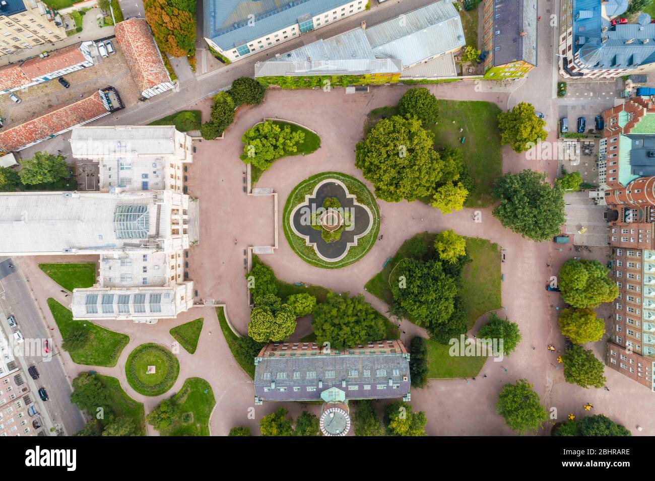 Vista dall'alto dell'Università di Lund vicino a Malmoe, cortile e giardino formale. Foto Stock