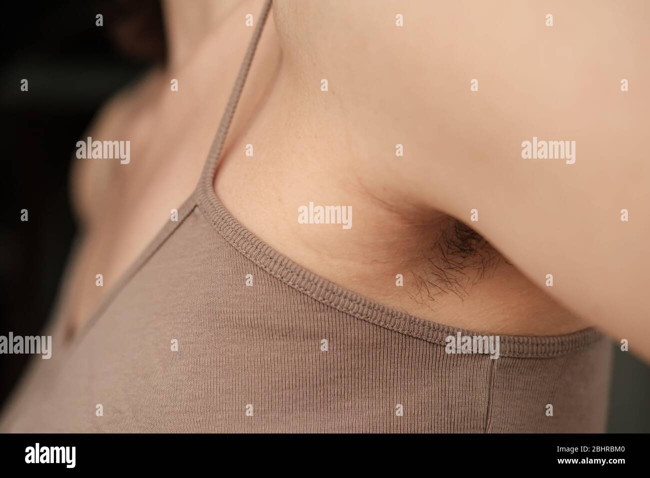 Ascelle femminili pelose e non rasate in luce naturale. Concetto di corpo positivo e l'adozione della sua naturalezza. Foto Stock