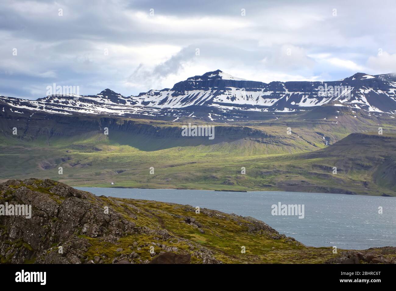 La penisola di Holmanes e la riserva naturale ospitano una natura e un paesaggio diversi e belli. Eskifjordur, Islanda orientale. Foto Stock