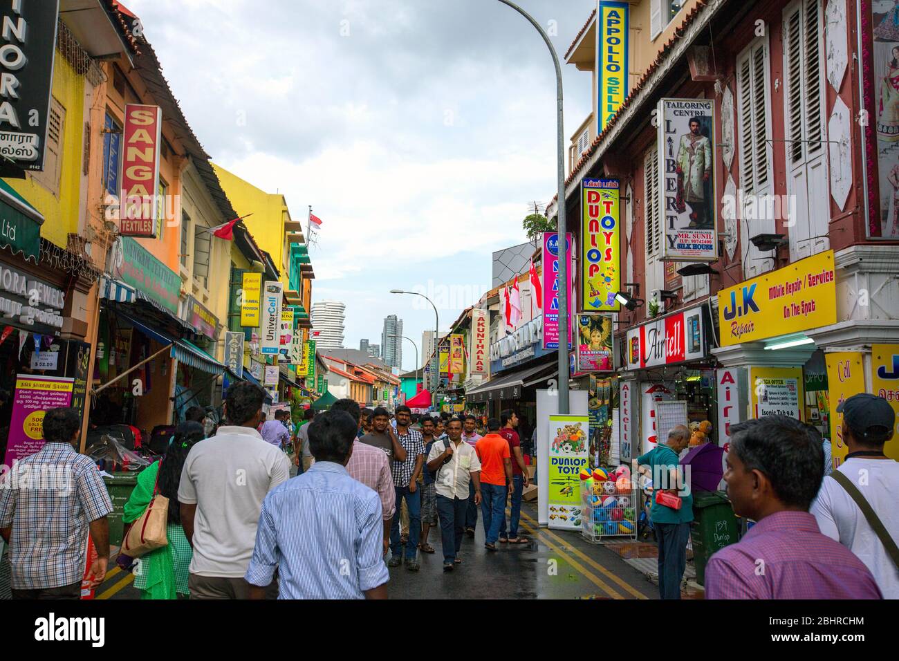 lavoratori migranti in little india street singapore, singapore, little india singapore, colorata little india, migranti indiani singapore, dipinti murali Foto Stock