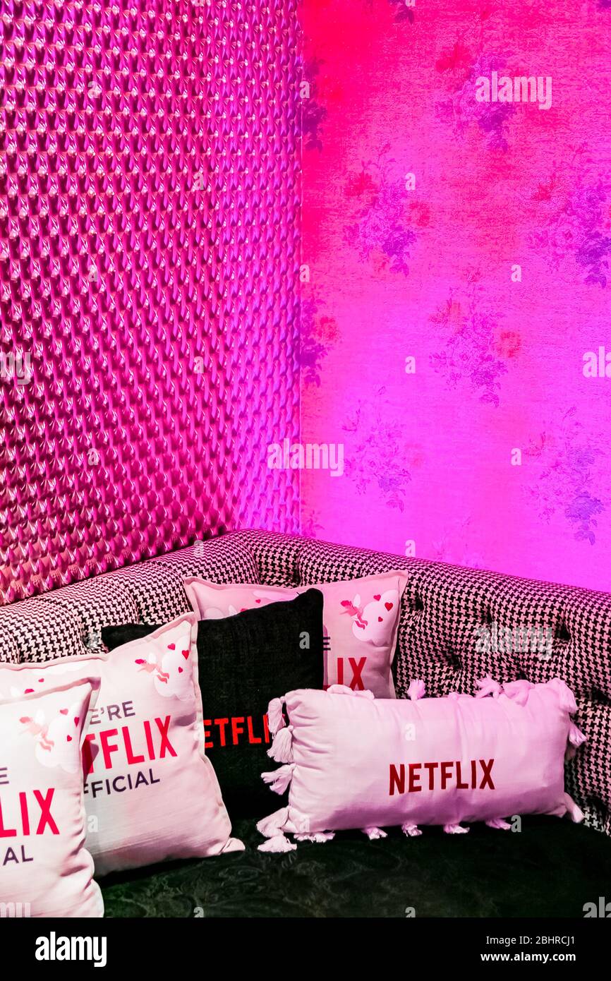 Johannesburg, Sudafrica - 14 febbraio 2018: Cuscini a diffusione con marchio Netflix sul divano Foto Stock