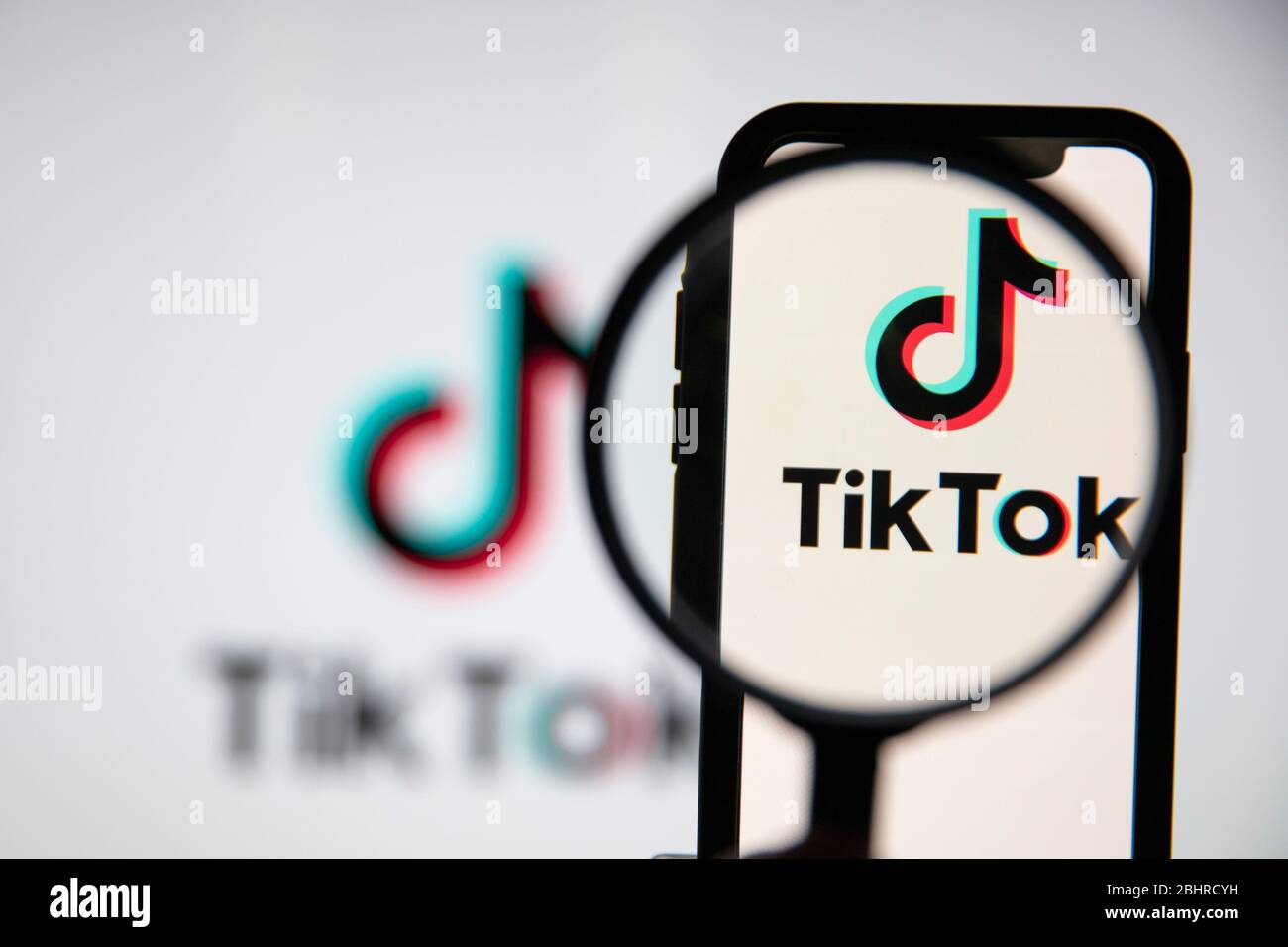 LONDRA, Regno Unito - Aprile 27 2020: Icona dell'app di social media Tik Tok al microscopio Foto Stock