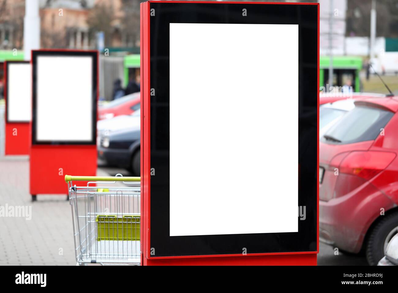 Mobile affissioni installato zona pedonale strada Foto Stock