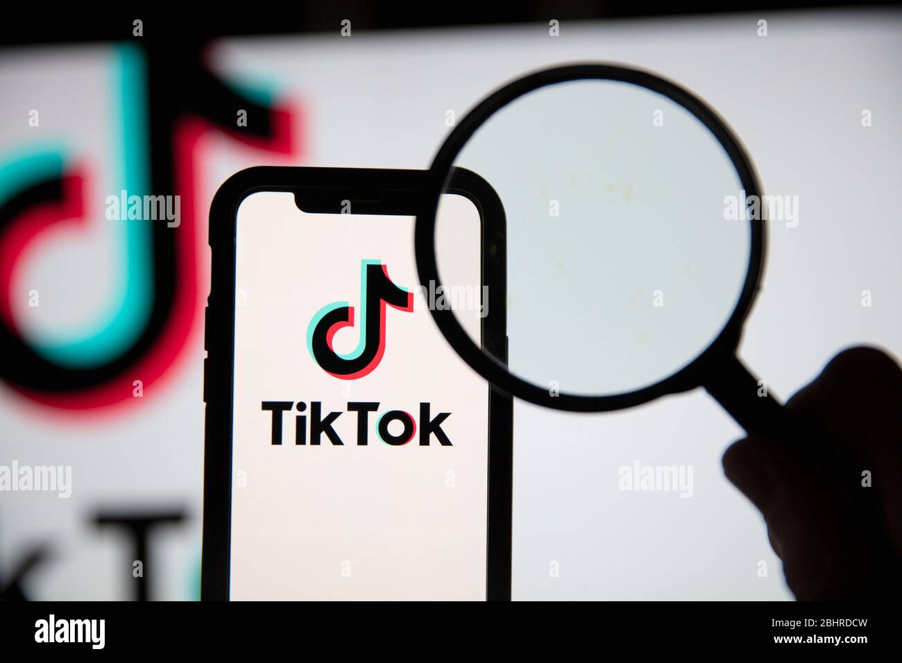 LONDRA, Regno Unito - Aprile 27 2020: Icona dell'app di social media Tik Tok al microscopio Foto Stock