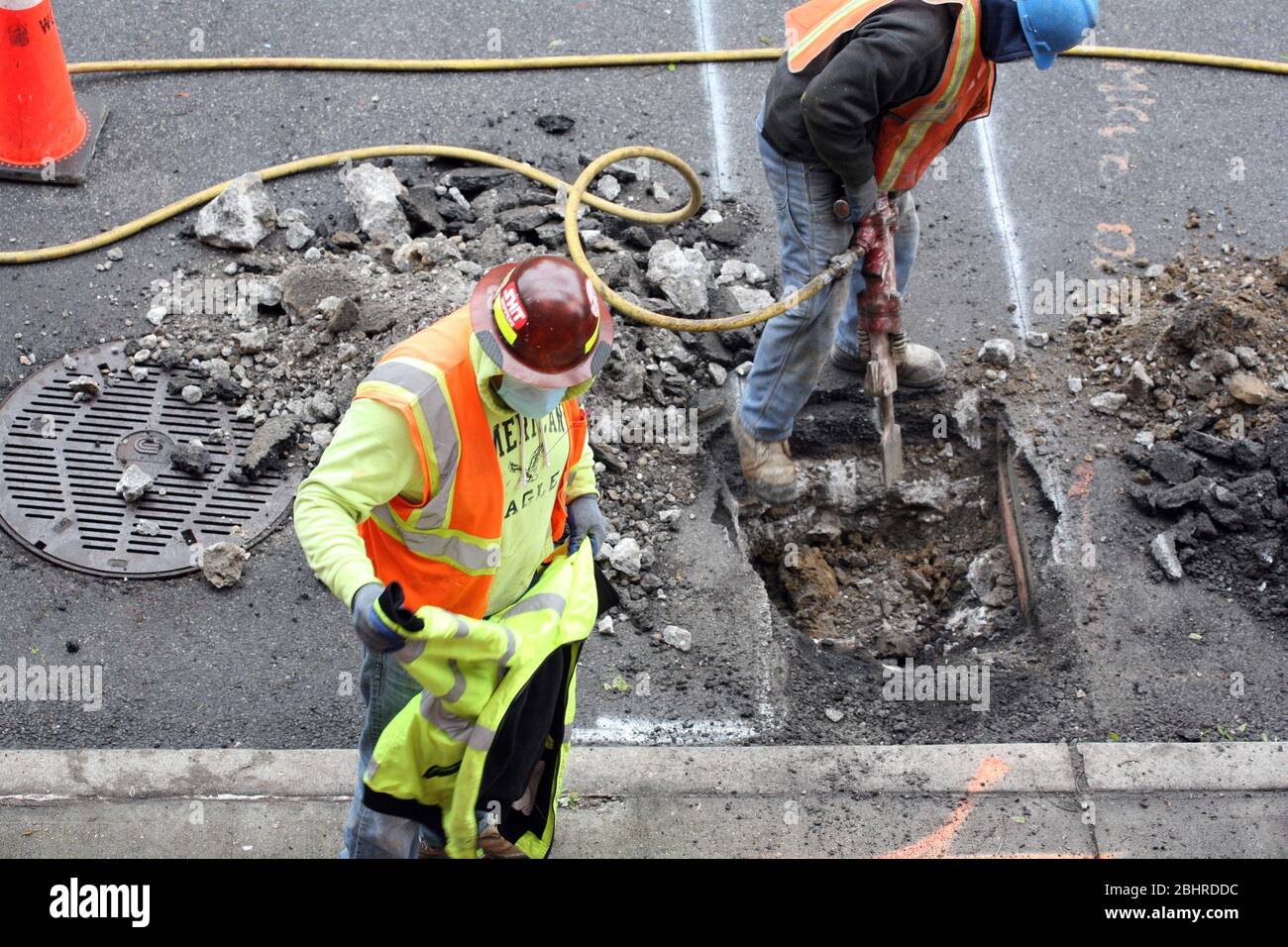 Dipendenti di pubblica utilità sul servizio di riparazione stradale, New York, NY, USA Foto Stock