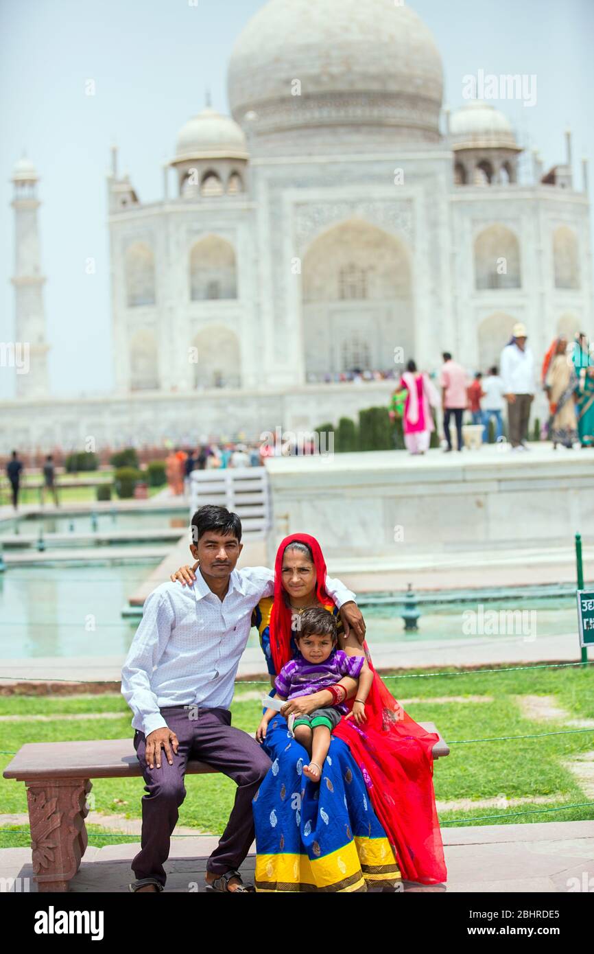 famiglia indiana in posa per foto di fronte al taj mahal, famiglia rurale indiana, taj mahal agra delhi, delhi, vecchia delhi, agra, up, famiglia indiana, villaggio indiano Foto Stock