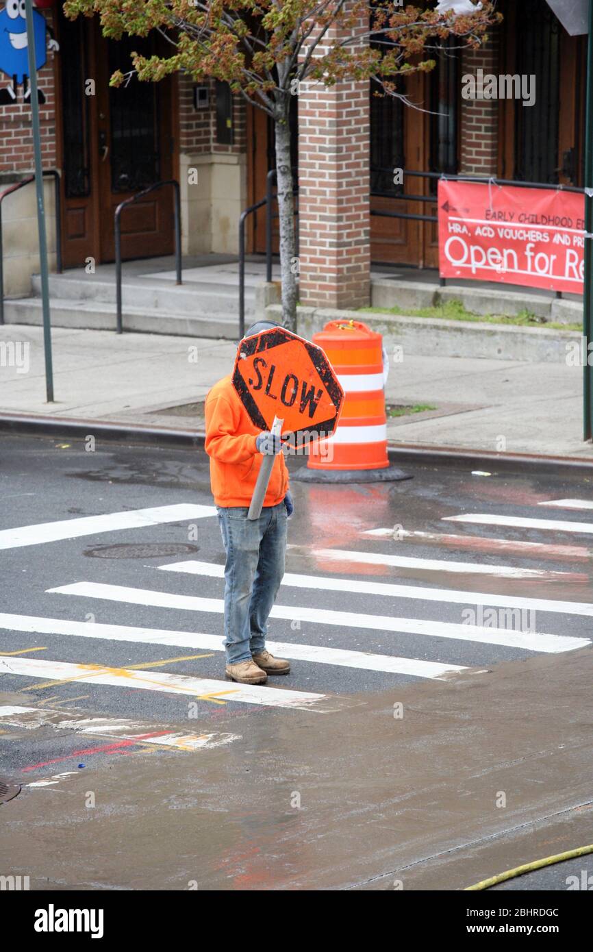 Dipendenti di pubblica utilità sul servizio di riparazione stradale, New York, NY, USA Foto Stock