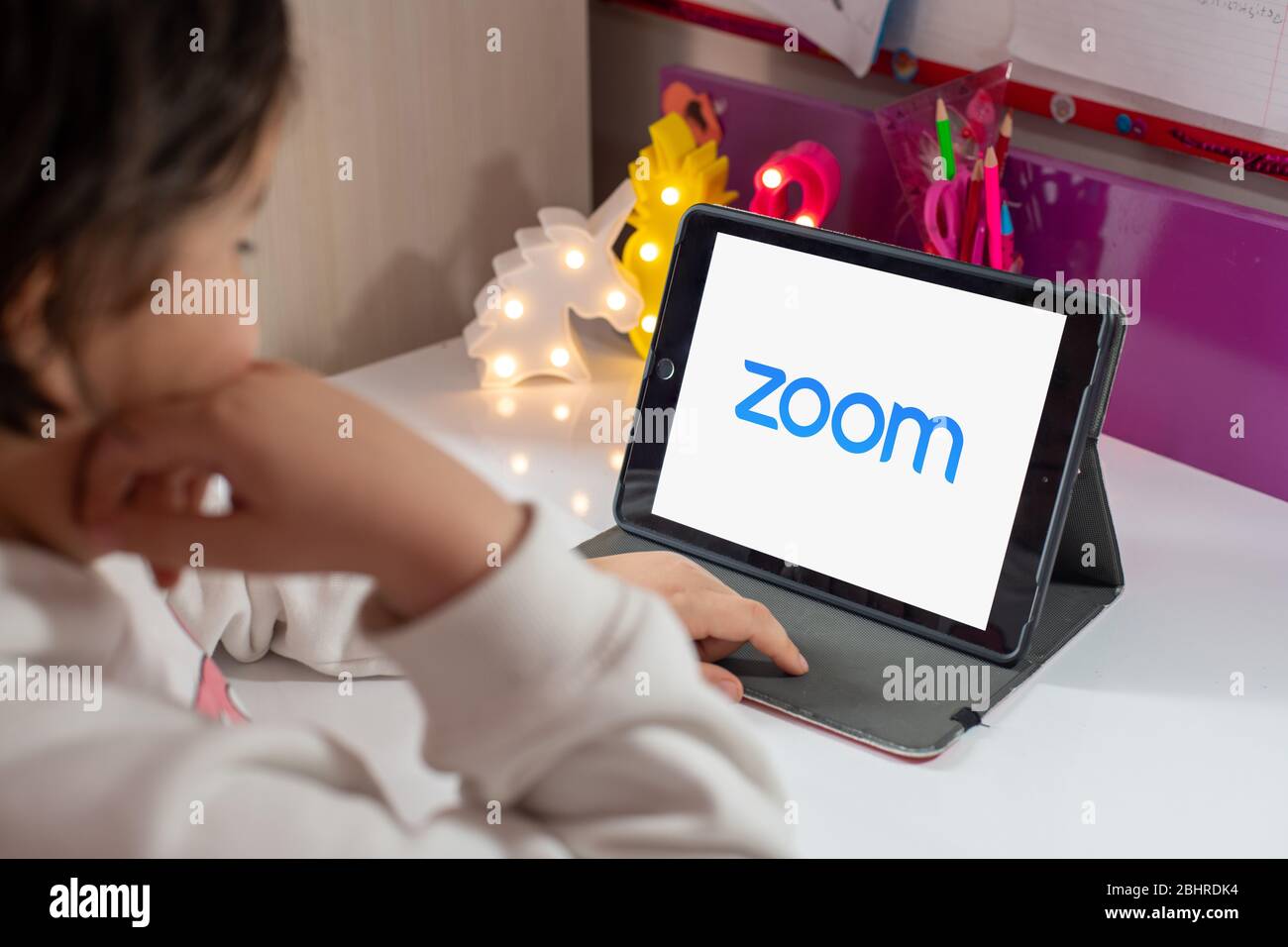 Antalya, TURCHIA - 24 aprile 2020. Tablet con logo dell'app Zoom Cloud Meetings. Foto Stock