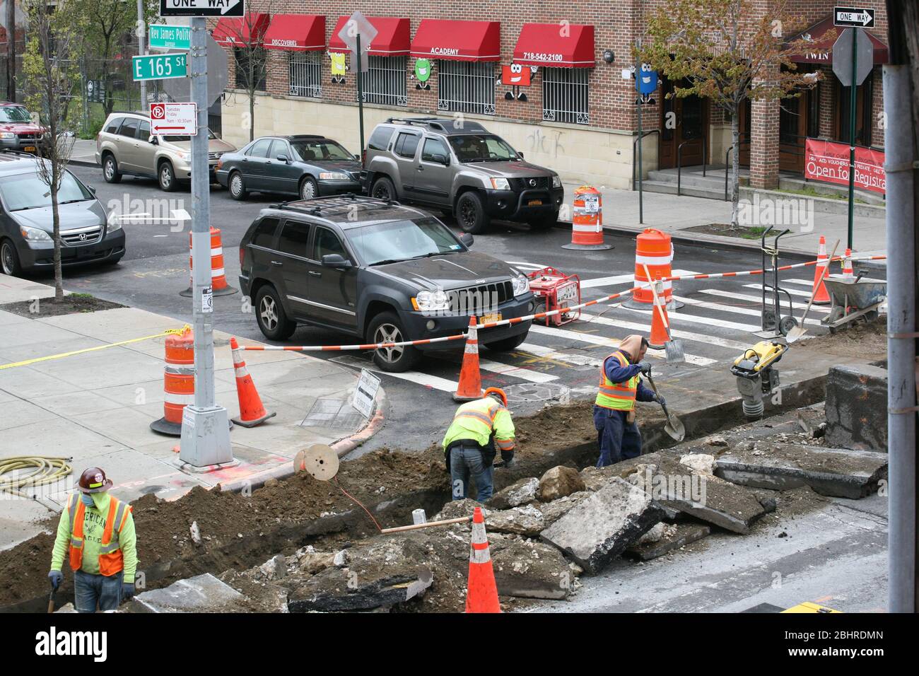 Dipendenti di pubblica utilità sul servizio di riparazione stradale, New York, NY, USA Foto Stock