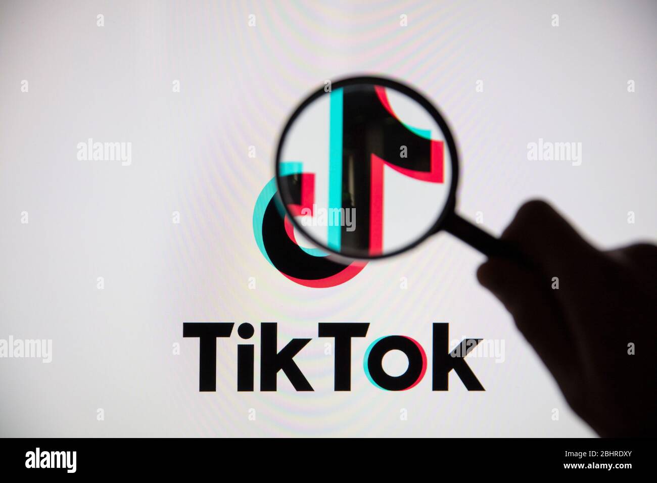 LONDRA, Regno Unito - Aprile 27 2020: Icona dell'app di social media Tik Tok sotto la lente di ingrandimento Foto Stock