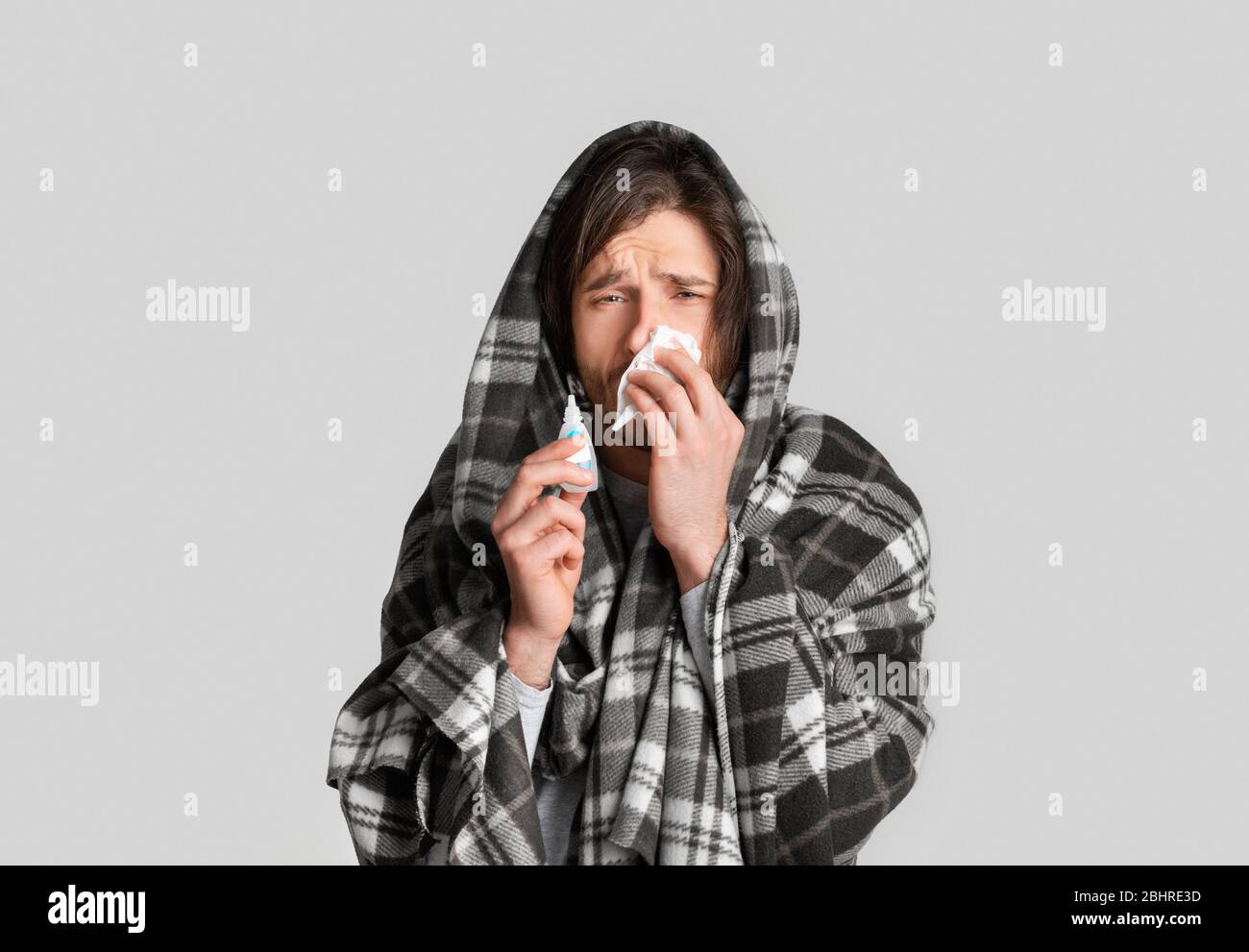 Concetto di trattamento del naso. L'uomo gocciola il naso con lo spray Foto Stock