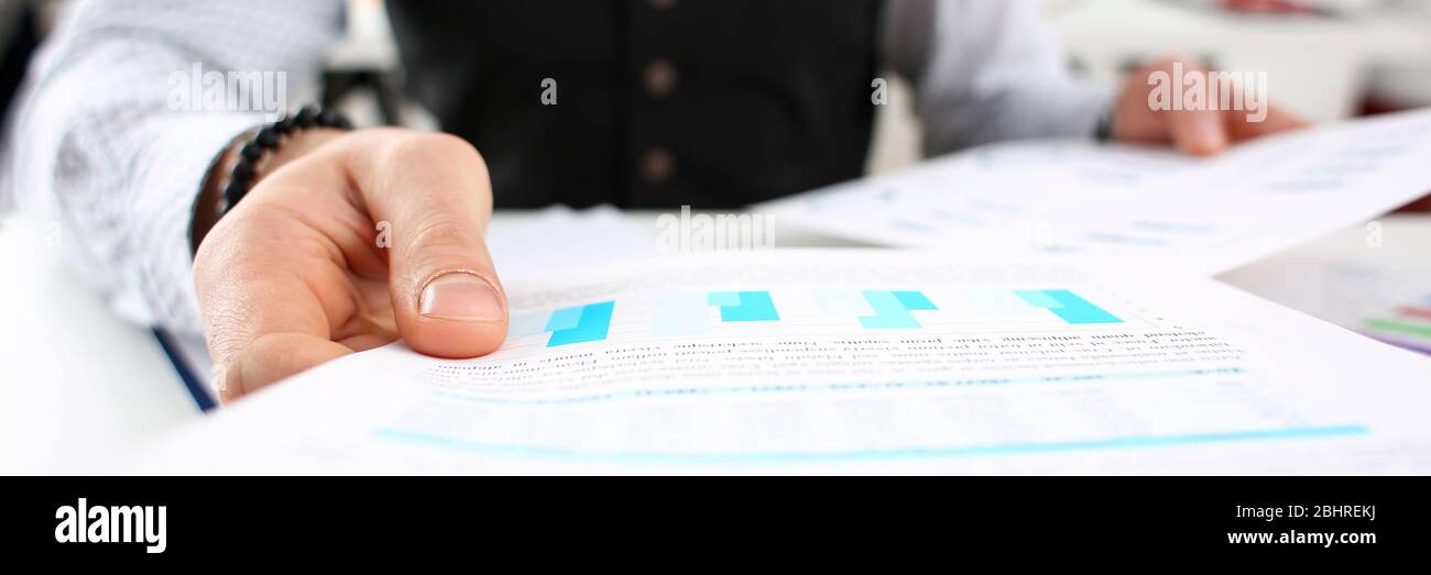 L'uomo a casa esamina e fa vari rapporti Foto Stock