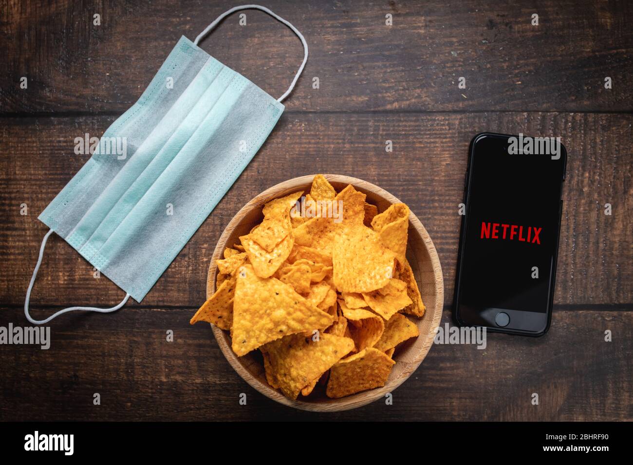Antalya, TURCHIA - 21 aprile 2020. Smartphone con logo dell'app Netflix. Covid-19 Coronavirus concetto di soggiorno a casa Foto Stock
