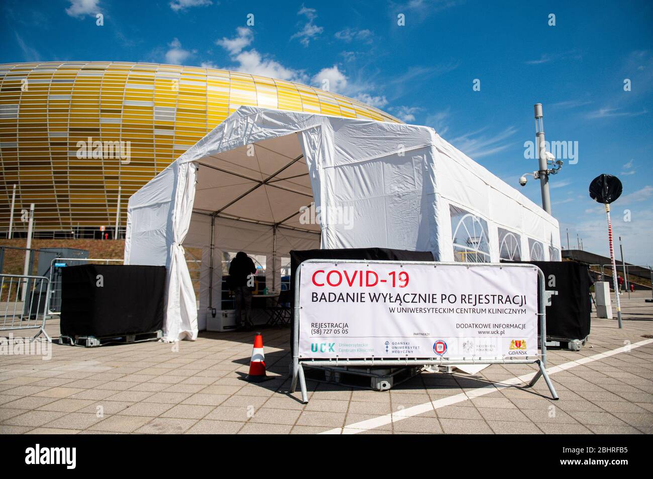 Una tenda di centro di test mobile Covid-19 vista di fronte allo stadio Energa a Gdansk. Il 27 aprile è stato aperto a Gdansk un punto di prova mobile per Coronavirus. Le persone potenzialmente infette da Coronavirus possono effettuare il test senza lasciare la loro auto. Foto Stock