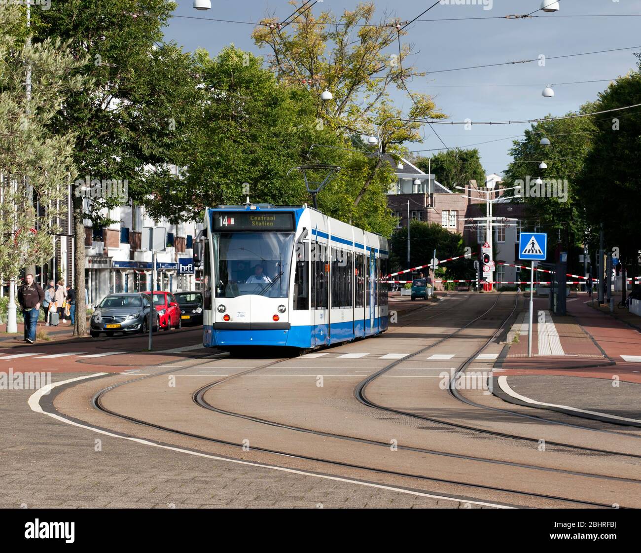 Tram linea 14, passando per il sig. Visserplein, Amsterdam-Centre vicino alla sinagoga portoghese-israeliano del secolo dell'America Foto Stock