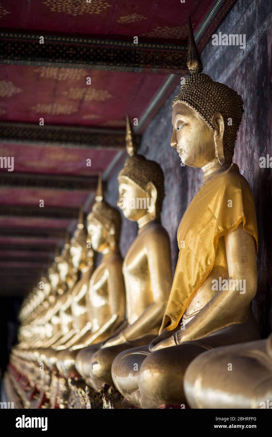 Golden Buddha al tempio di Wat Suthat a Bangkok, Thailandia. Foto Stock