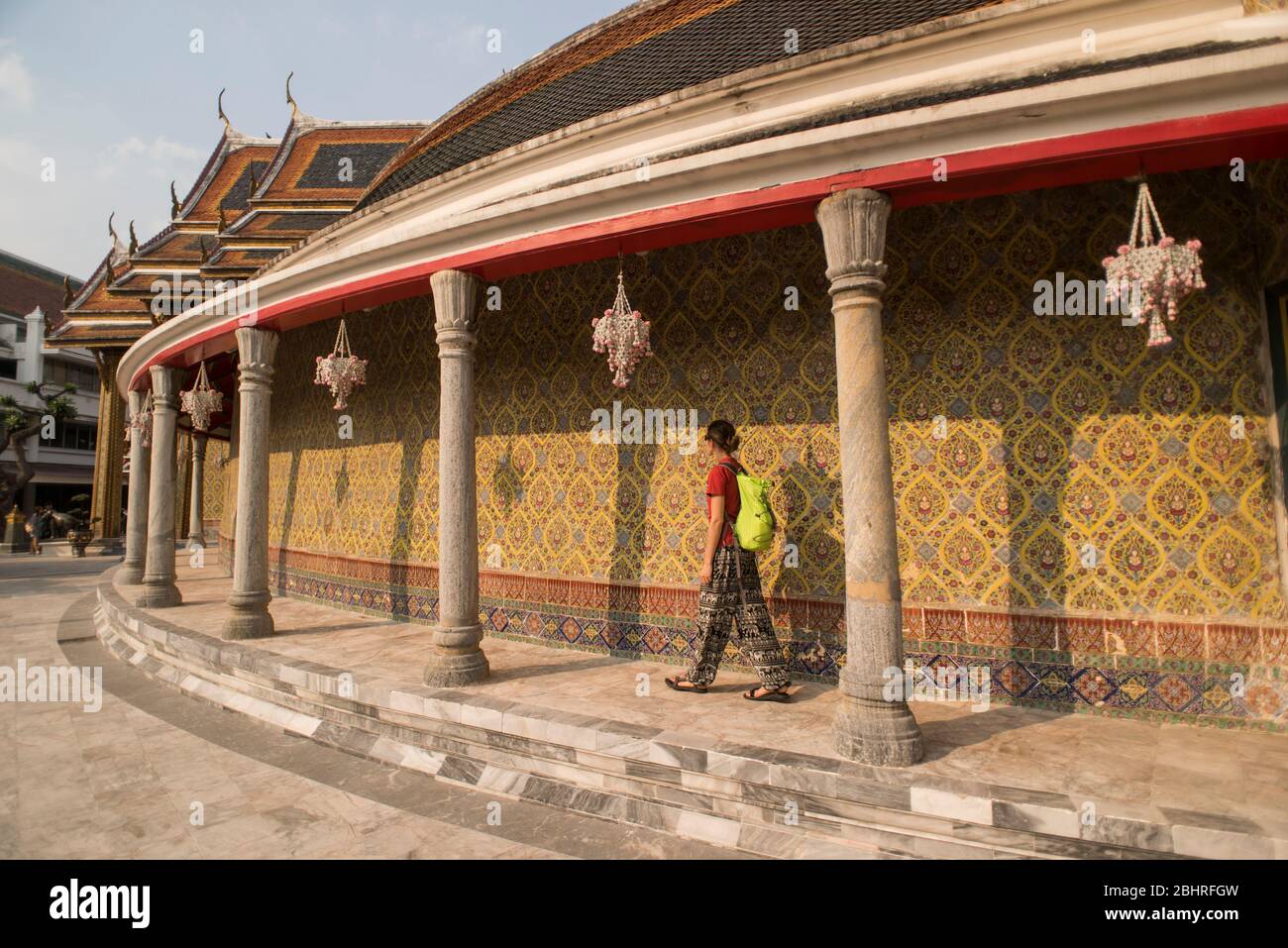 Una turista femminile che visita il tempio di Wat Ratchabophit a Bangkok, Thailandia. Foto Stock