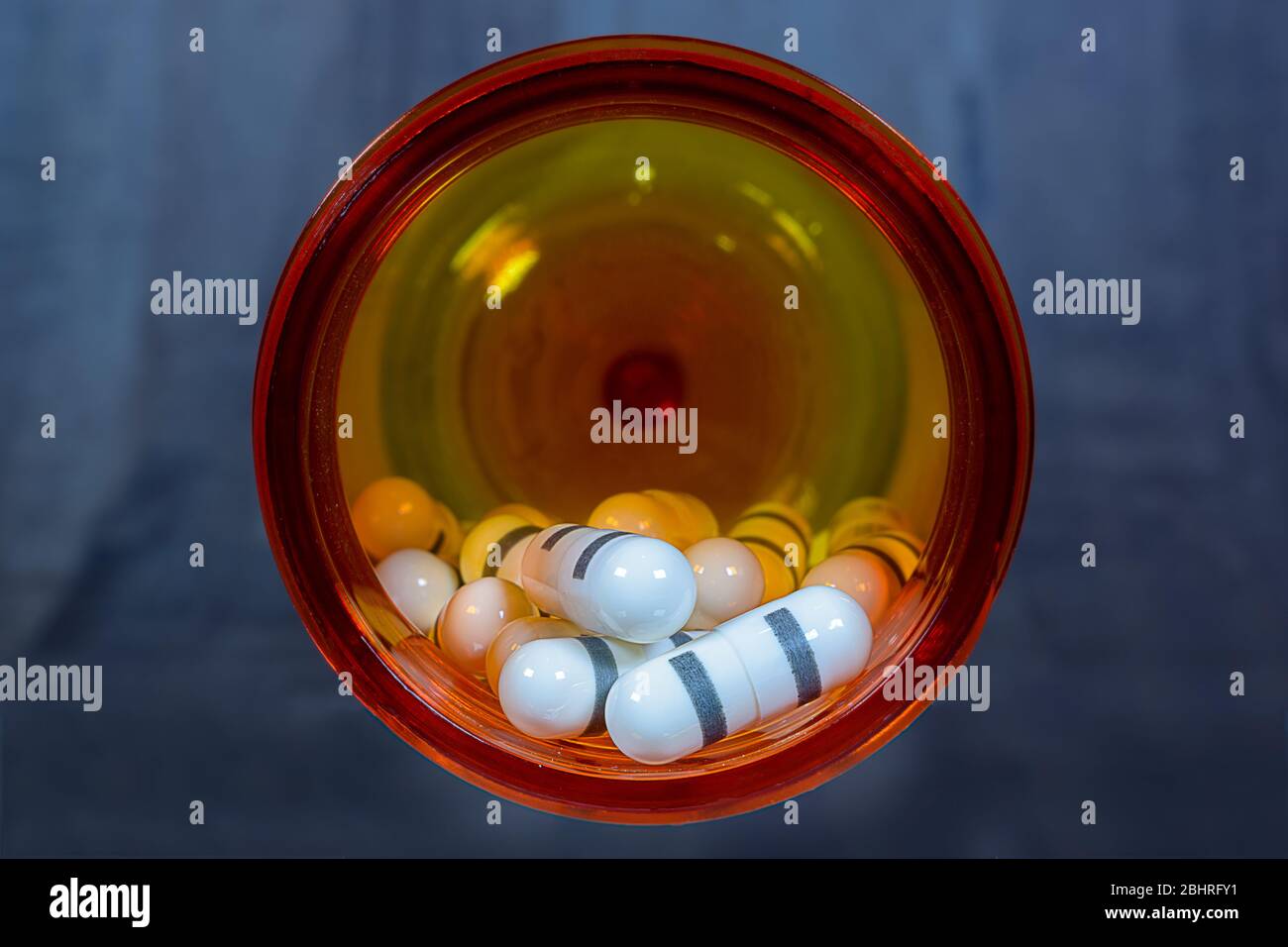 Prescrizione farmaco flacone & pillole - pillole bianche, bottiglia arancione, Close Up Foto Stock