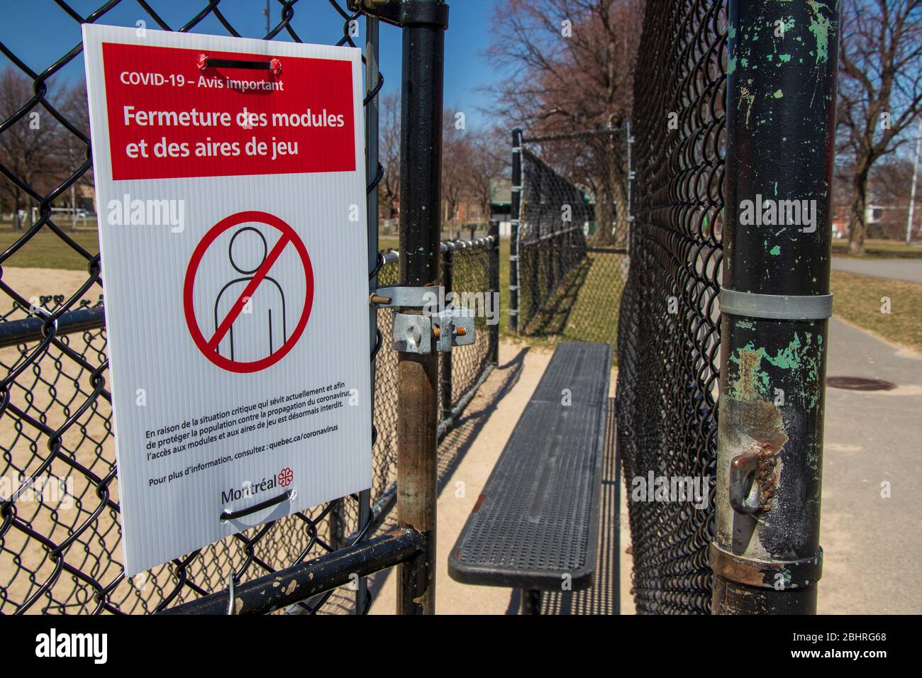 Cartello chiuso sul campo da baseball recinto e parco pubblico durante coronavirus COVID-19 Pandemic a Montreal, Quebec, Canada, misure sanitarie Foto Stock