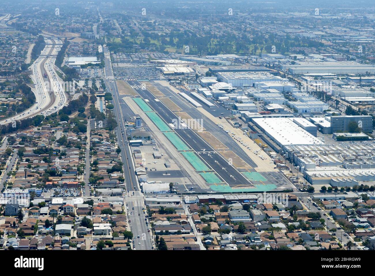 Vista aerea dell'aeroporto municipale di Hawthorne. aeroporto di pista singola in cemento. Gestito dalla City of Hawthorne in California, Stati Uniti (USA). Foto Stock