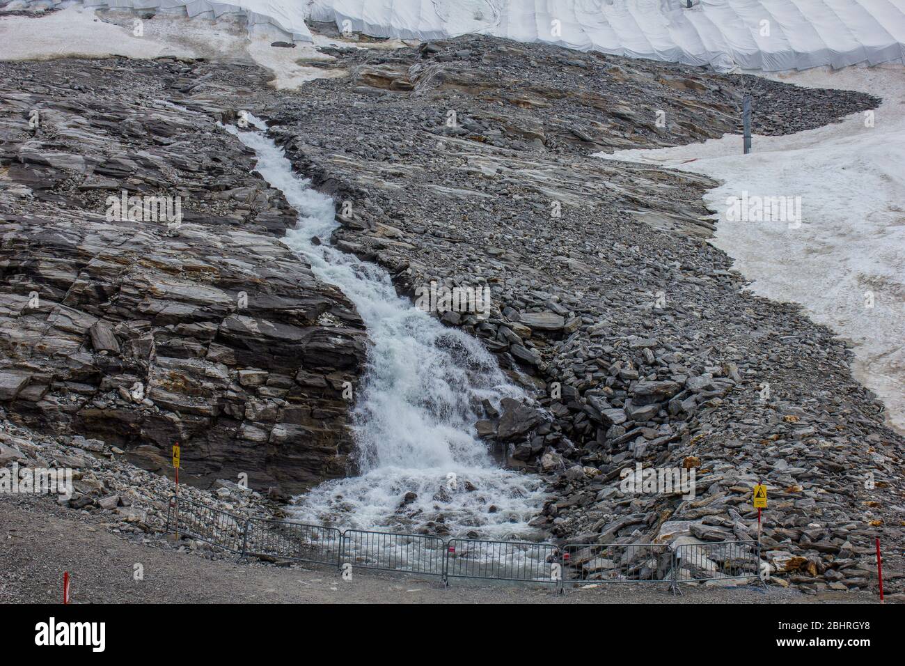 Hintertux, Austria - 10 agosto 2019: Neve e ghiaccio si fondono sul ghiacciaio Hintertux in estate Foto Stock