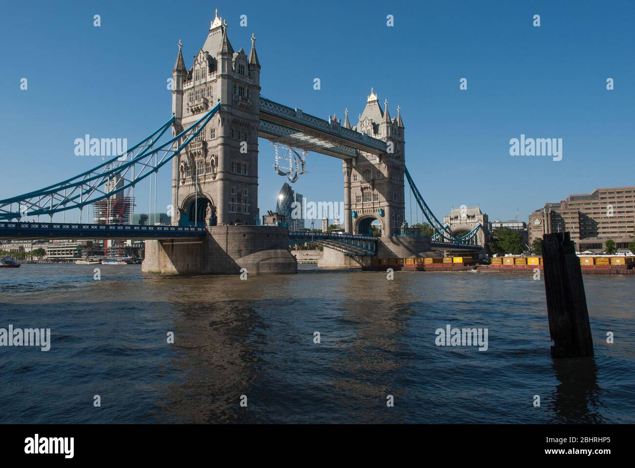Tower Bridge Bascule Suspension Bridge, Londra, SE1 di Sir Horace Jones e Sir John Wolfe Barry architettura gotica vittoriana Foto Stock