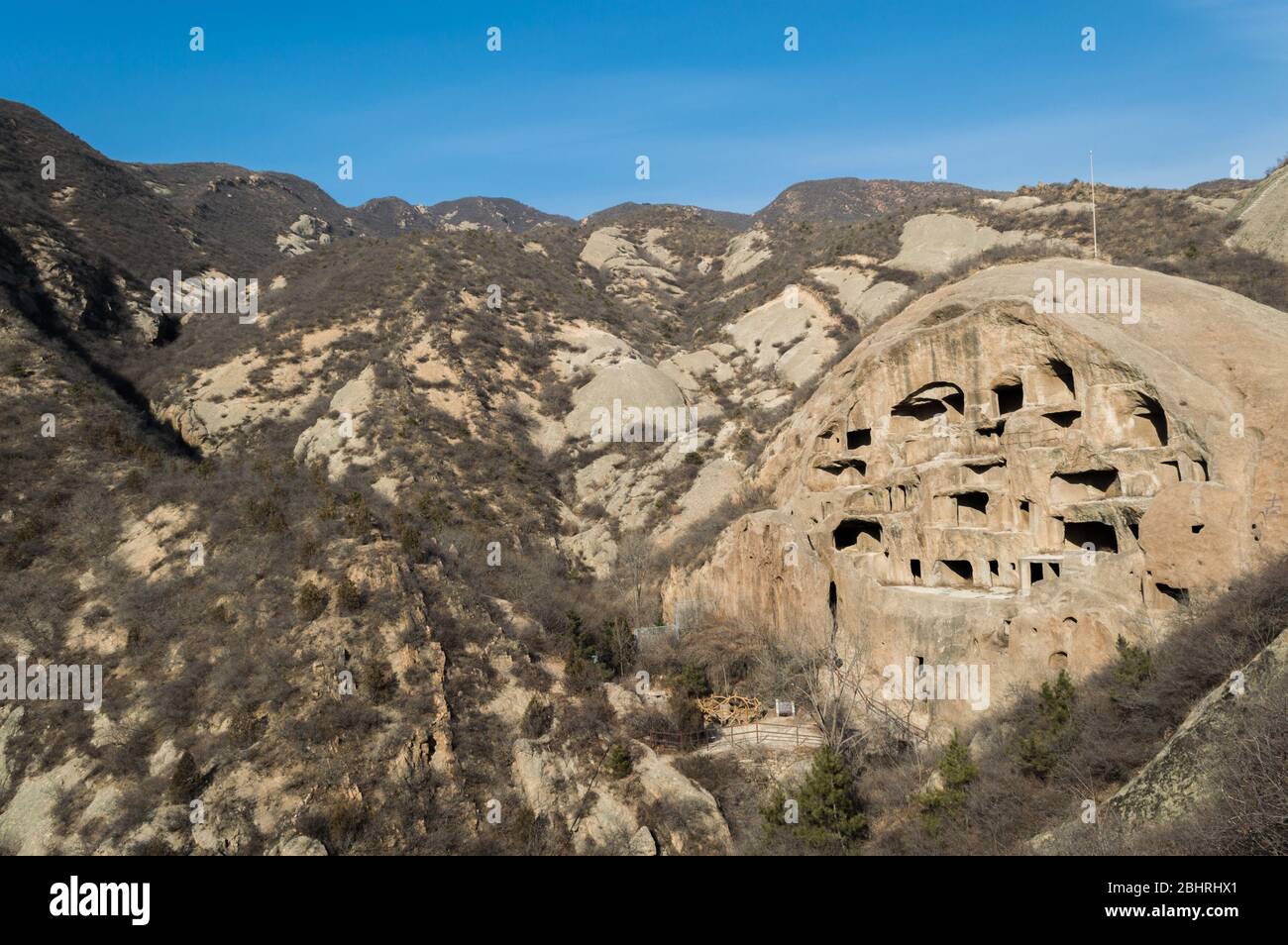 Antiche dimore di scogliera delle Grotte di Guyaju nella Contea di Yanqing, nella provincia di Hebei, a circa 80 chilometri a nord-ovest di Pechino, il più grande sito di un'antica grotta r Foto Stock