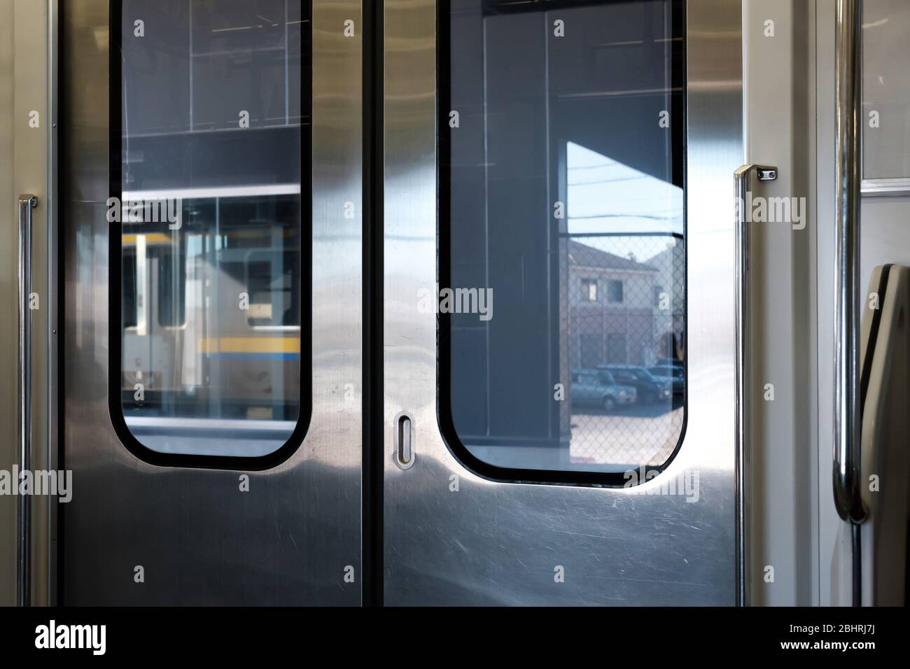 Giappone, primo piano, porta del treno all'interno del carrello del treno. Foto Stock