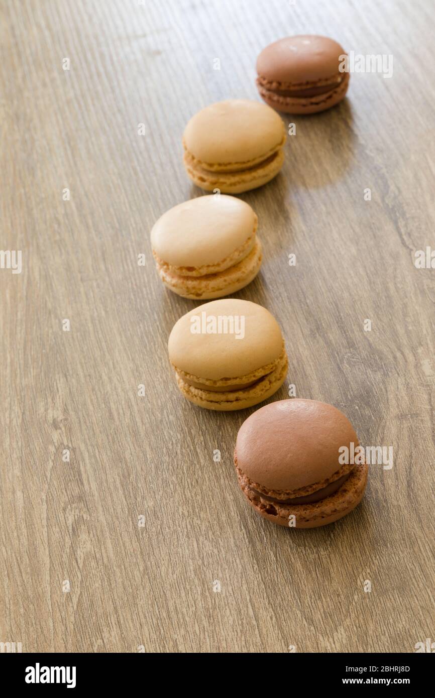 Macaron colorati nei colori marrone e terra. Dolci francesi. Foto Stock