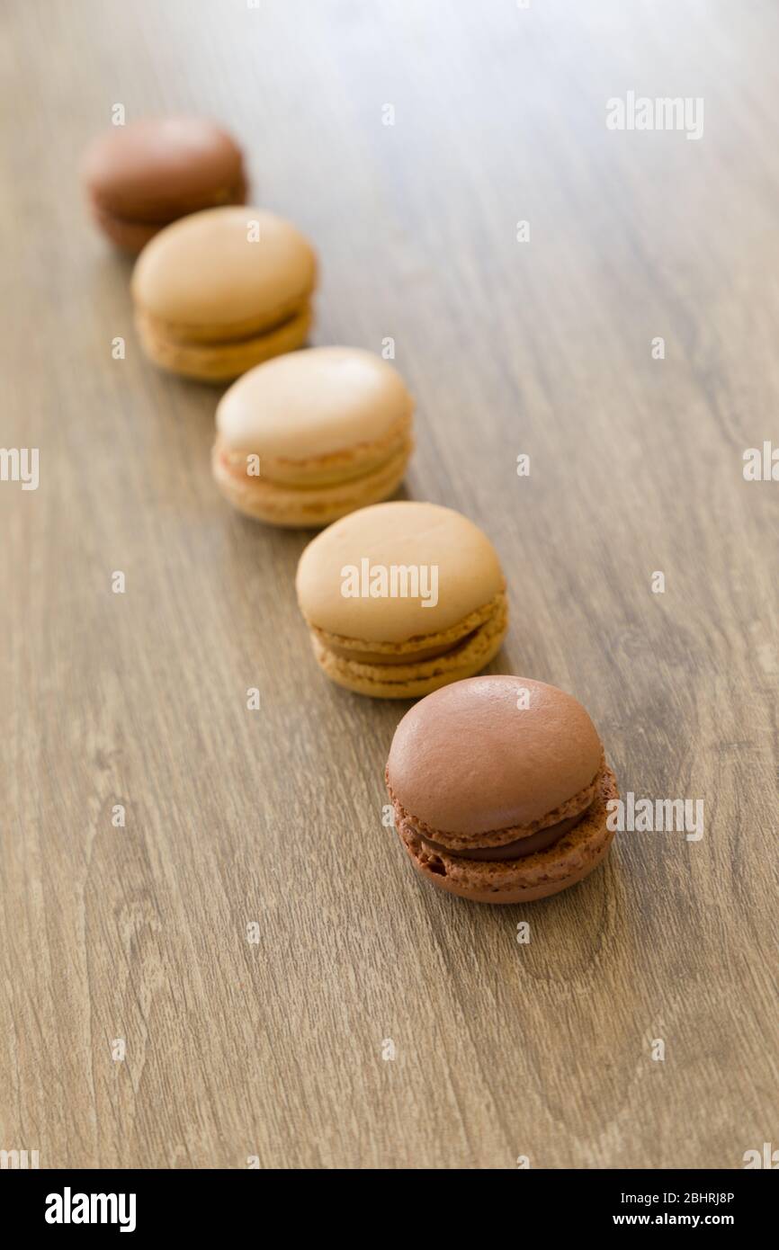 Macaron colorati nei colori marrone e terra. Dolci francesi. Foto Stock