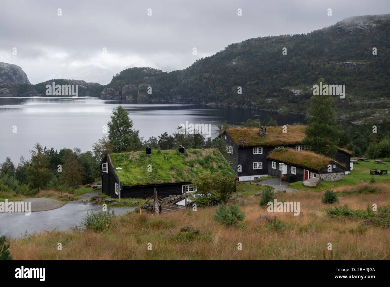 Tradizionali case di legno norvegesi con erba sul tetto. Tipica architettura norvegese Foto Stock