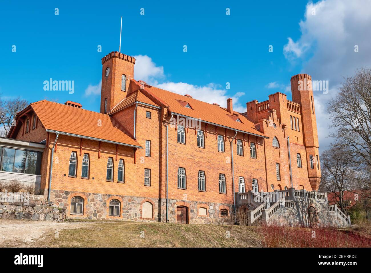 Vecchia casa di maniero in mattoni rossi (1913-1915) a Janeda. Estonia, Stati baltici, Europa Foto Stock