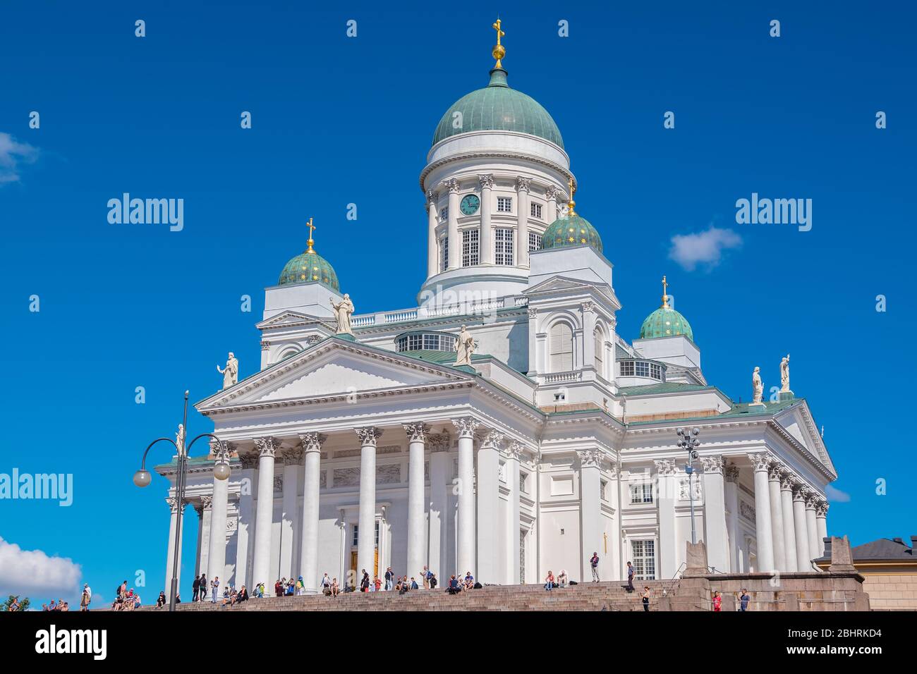 Molti turisti vicino alla Cattedrale Luterana (Tuomiokirkko) sulla Piazza del Senato. Helsinki, Finlandia Foto Stock