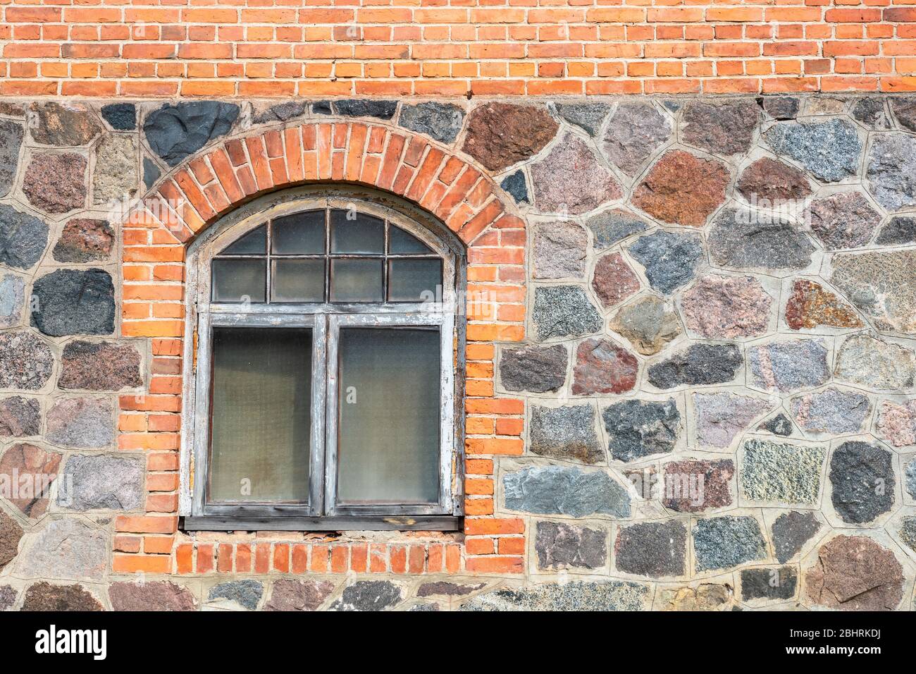 Muro di pietra e mattoni con finestra. Janeda, Estonia Foto Stock